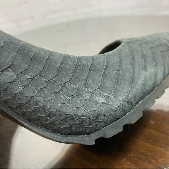 BCBG MAX AZRIA snake skin embossed leather pointy toe stiletto pumps 9.5 New - Picture 5 of 17